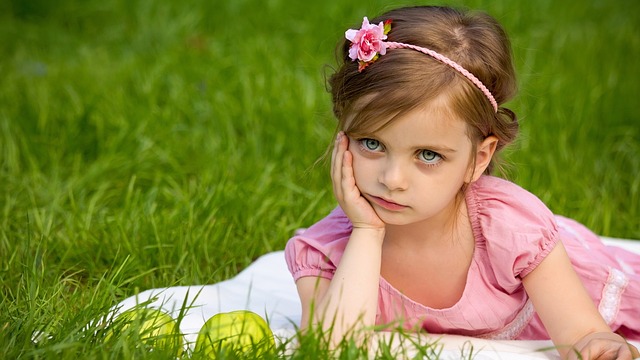 holčička v trávě